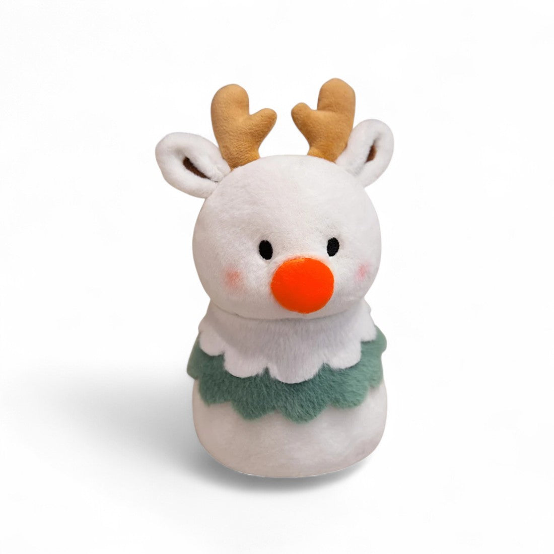 Peluche renne de noël façon bonhomme de neige avec bois de renne, nez rouge, avec col festonné vert, sur fond blanc.