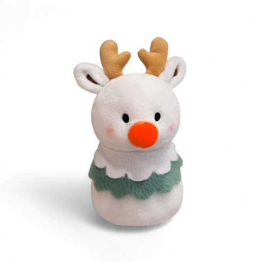 Peluche renne de noël façon bonhomme de neige avec bois de renne, nez rouge, avec col festonné vert, sur fond blanc.