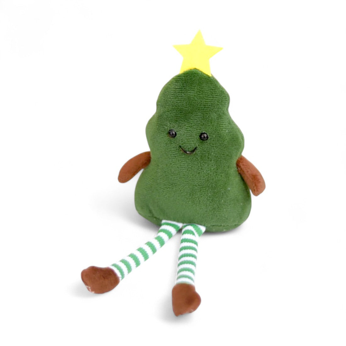Peluche sapin de Noël verts orné d’une étoile jaune, bras marron, avec des jambes rayées vert et blanc, sur fond blanc.