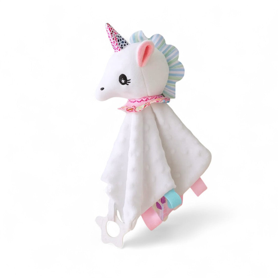 Doudou carré blanc, tête de licorne blanche avec corne brillante et crinière pastel, petites étiquettes colorées sur les côtés, étoile de dentition blanche, sur fond blanc