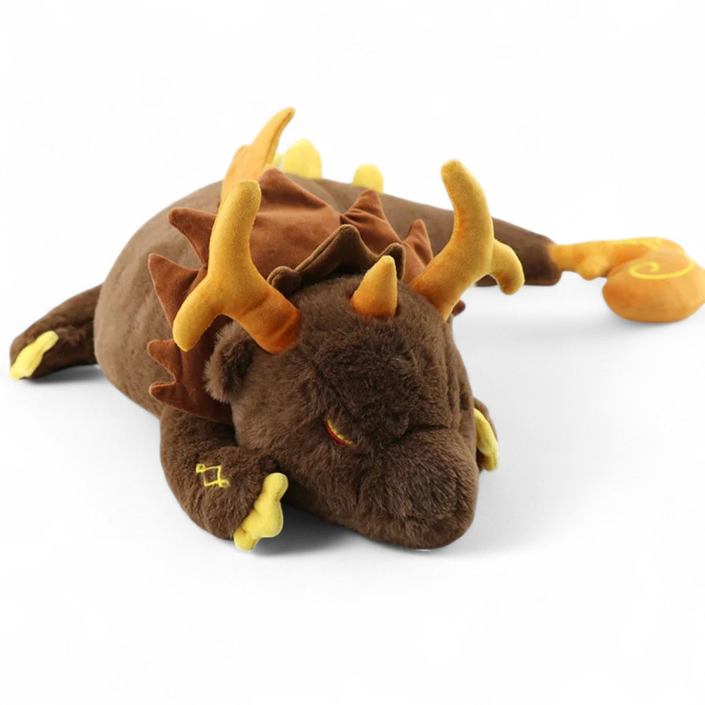 Dragon brun géant en peluche style mythique - vue de trois-quarts, allongé les yeux fermés