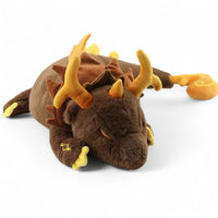 Dragon brun géant en peluche style mythique - vue de trois-quarts, allongé les yeux fermés