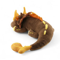 Dragon brun géant en peluche style mythique - vue de trois-quarts, queue recourbée