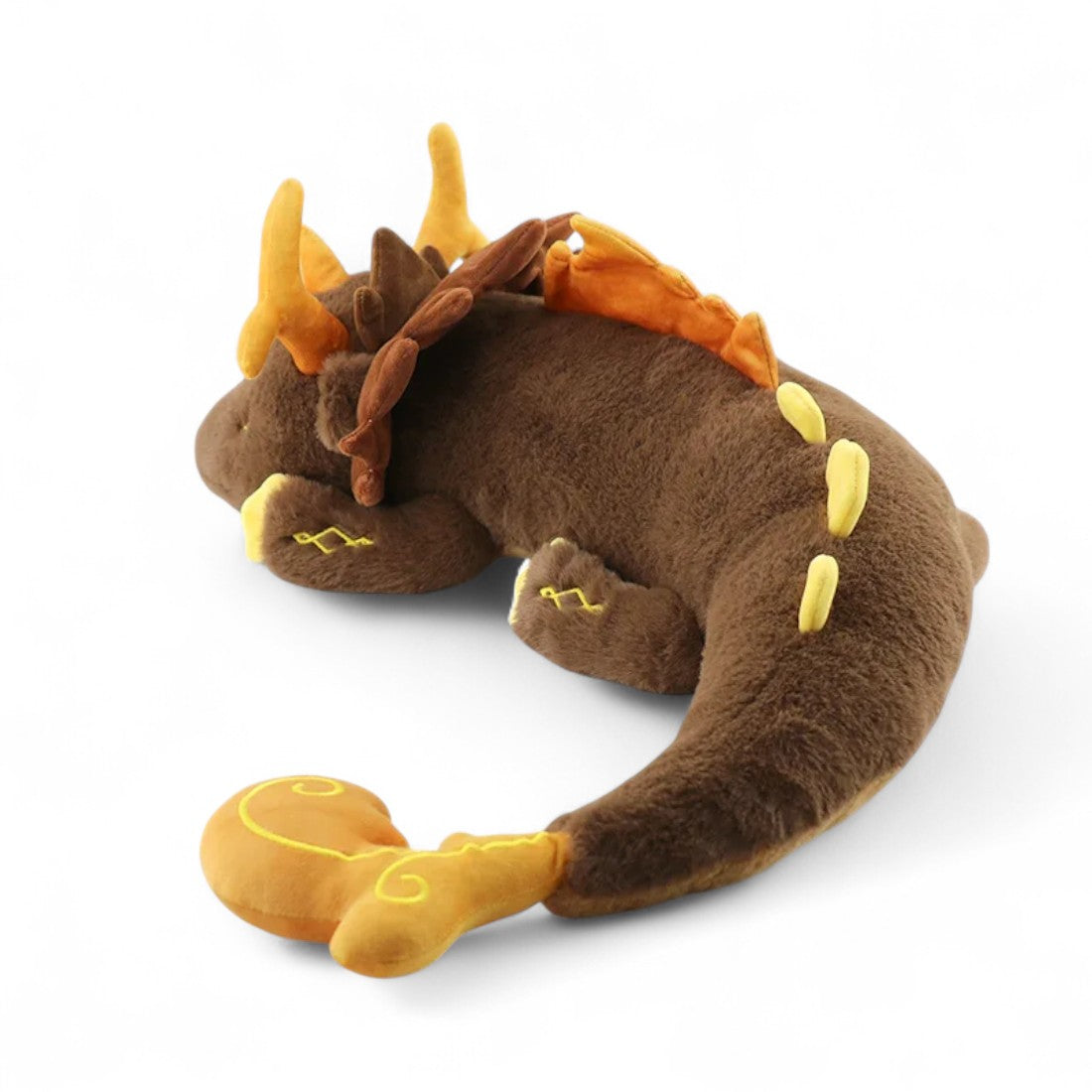 Dragon brun géant en peluche style mythique - vue de trois-quarts, queue recourbée