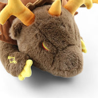 Dragon brun géant en peluche style mythique - gros plan sur la tête aux yeux fermés
