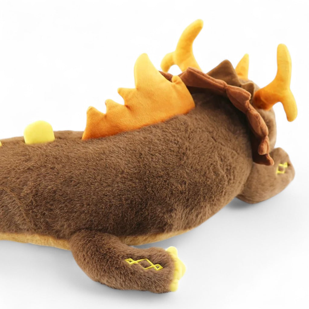 Dragon brun géant en peluche style mythique - vue de trois-quarts arrière, crête sur le dos