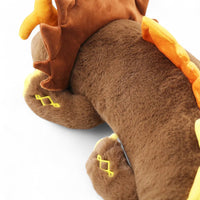 Dragon brun géant en peluche style mythique - détail des pattes brodées et de la crête