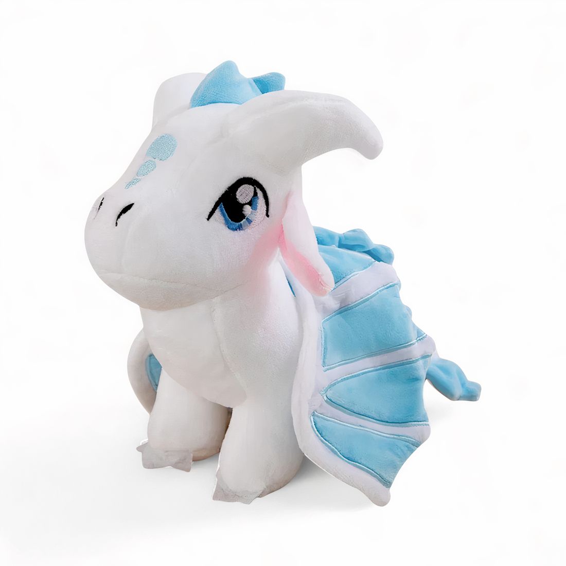 Peluche dragon blanc aux ailes bleues, yeux bleus doux, détails irisés, sur fond blanc