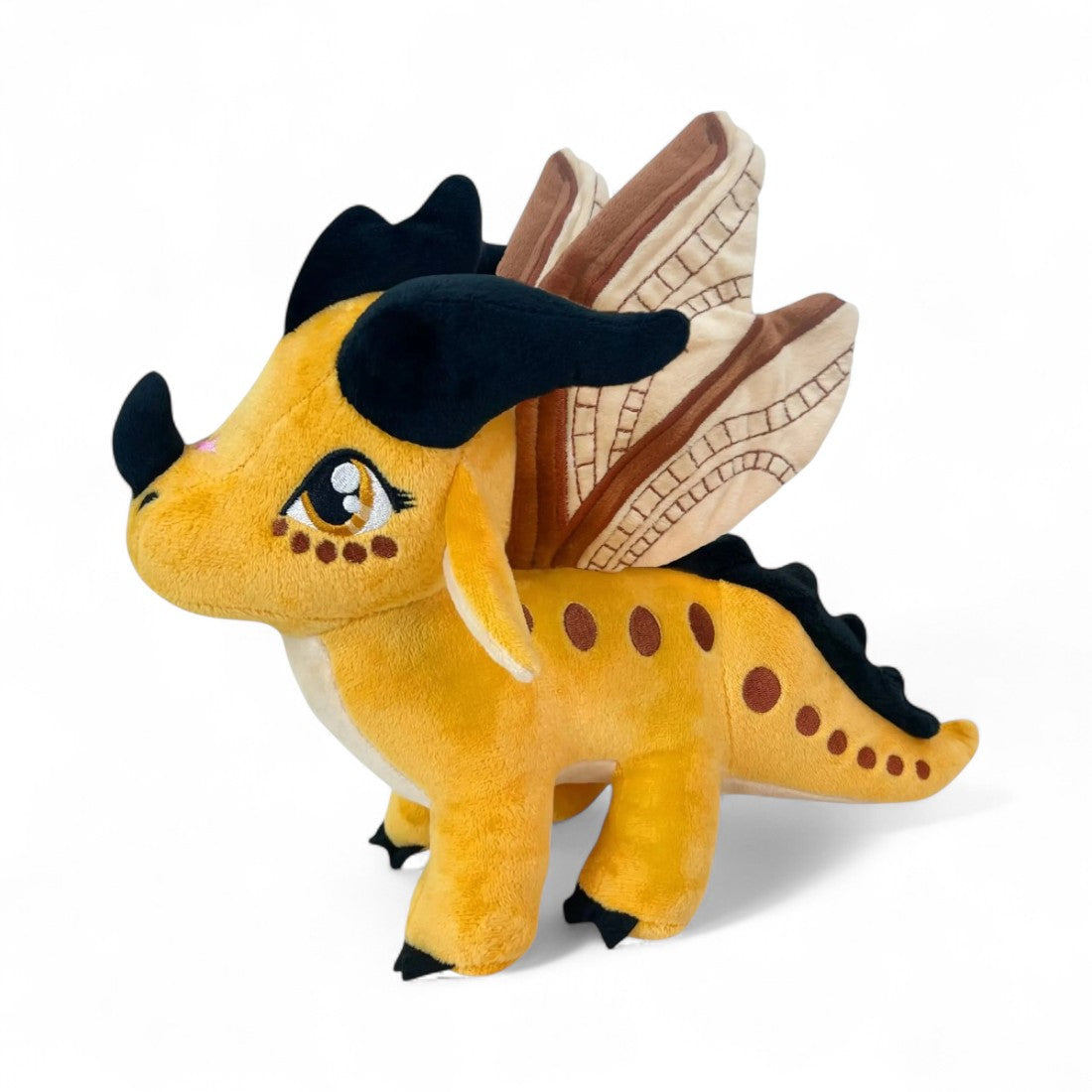 Peluche dragon jaune solaire avec cornes noires, ailes brodées crème et marron, yeux dorés expressifs, sur fond blanc
