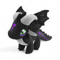 Peluche dragon noir aux détails violets, grandes cornes grises, ailes noires décorées de points lumineux, yeux verts expressifs, sur fond blanc