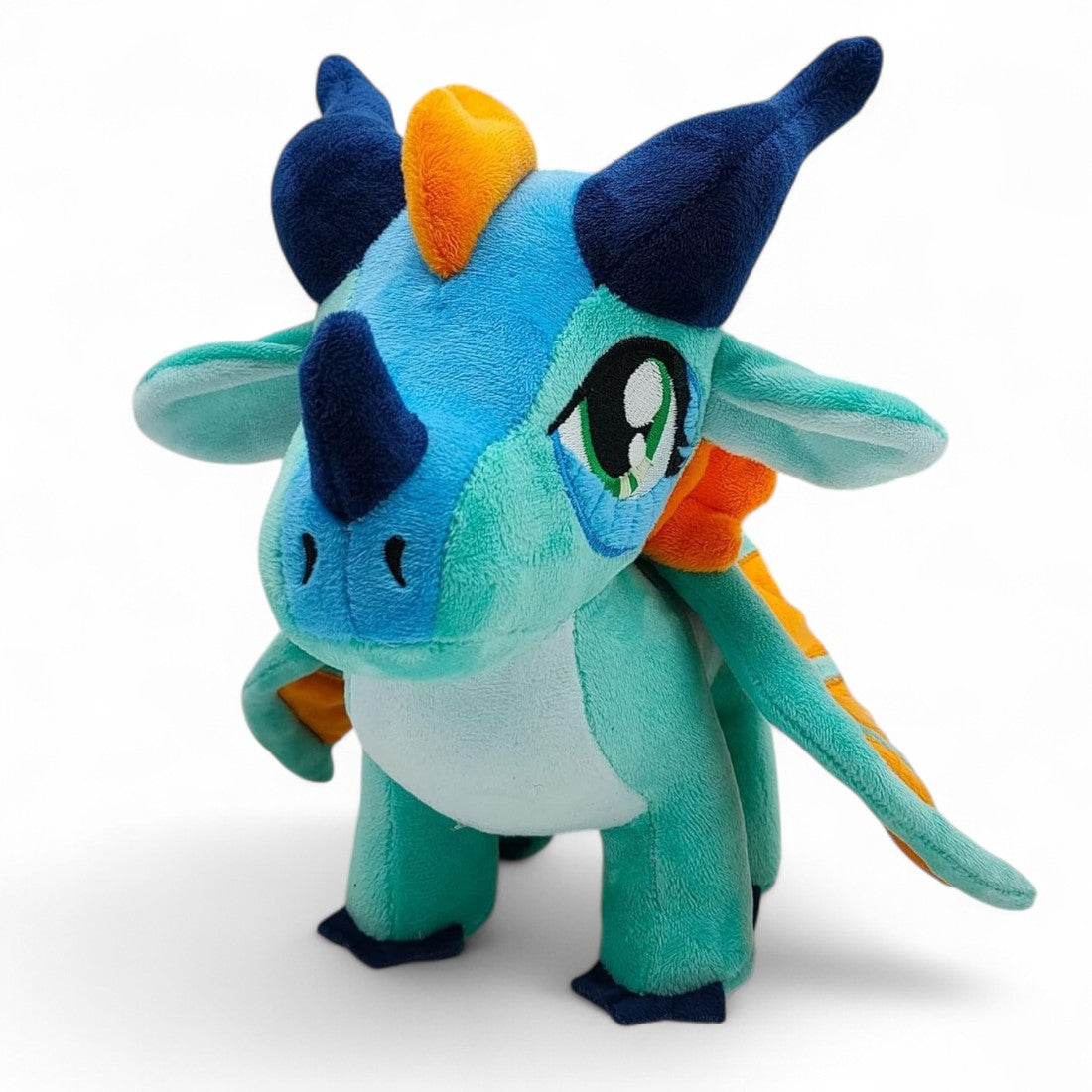 Peluche dragon féérique turquoise flamboyant - vue de trois-quarts avant, debout