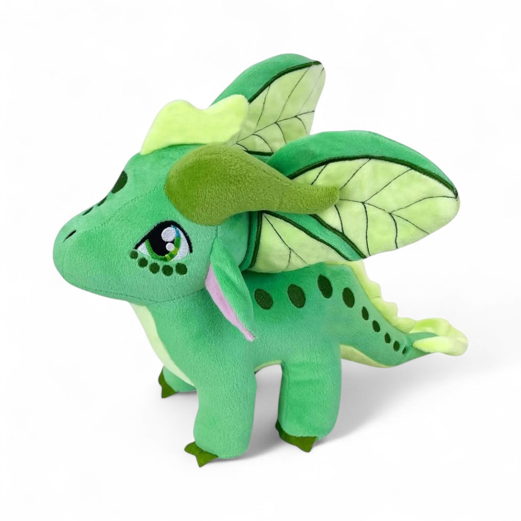 Peluche dragon féérique vert doux - vue de trois-quarts, ailes déployées