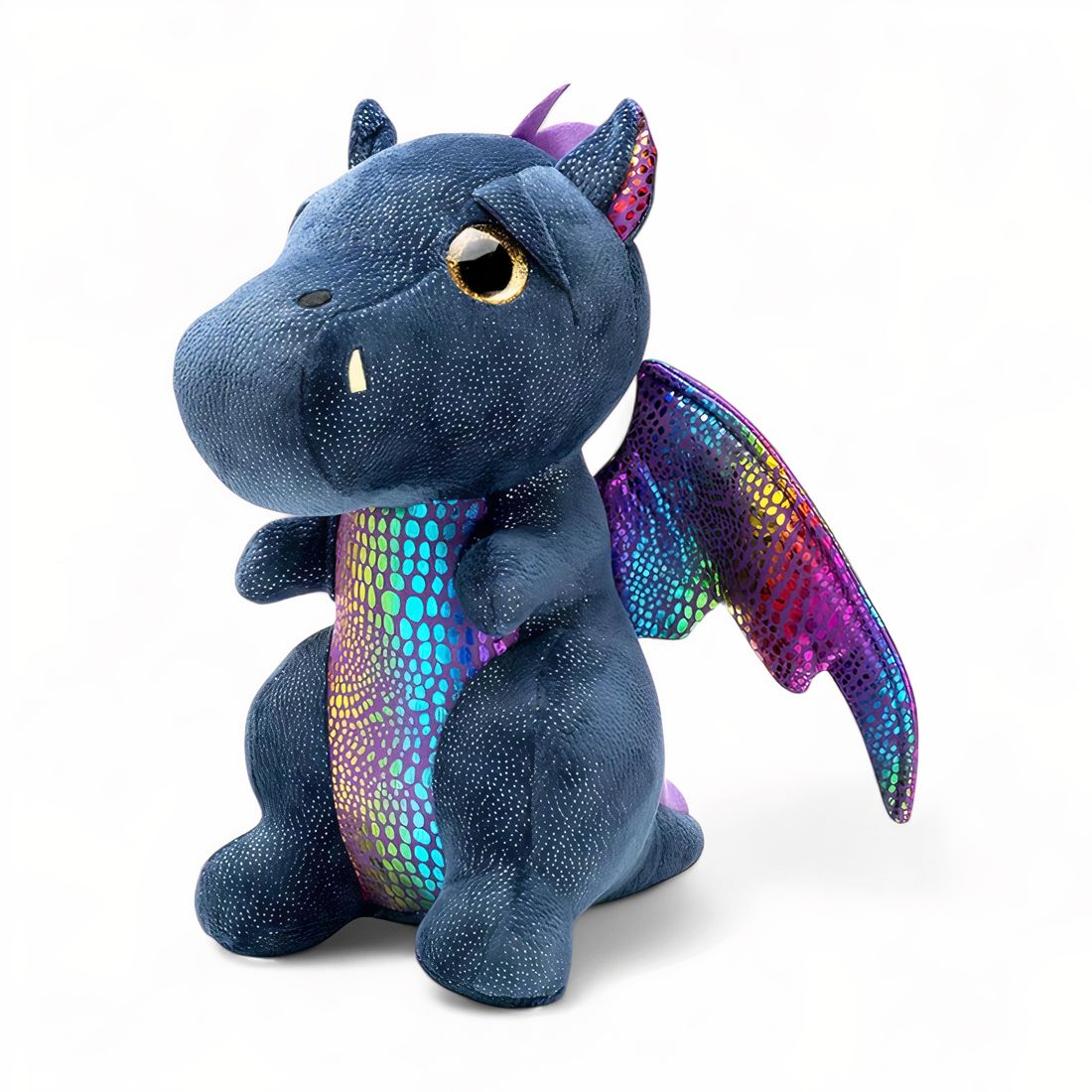 Peluche dragon noir à ailes irisées multicolores et crête violette, debout, sur fond blanc