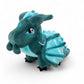 Peluche dragon bleu azur avec ailes brodées, cornes et crête claires, grands yeux brillants, sur fond blanc