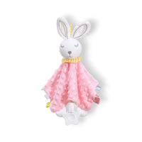 Doudou carré minky pastel rose ou crème à pois en relief, tête de lapin blanche brodée, yeux fermés, oreilles longues, col jaune à carreaux, coins en tissu, étiquettes multicolores, intérieur beige à pois, anneau de dentition blanc fixé à un coin, sur fond blanc