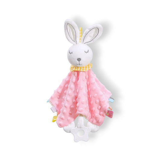 Doudou carré minky pastel rose ou crème à pois en relief, tête de lapin blanche brodée, yeux fermés, oreilles longues, col jaune à carreaux, coins en tissu, étiquettes multicolores, intérieur beige à pois, anneau de dentition blanc fixé à un coin, sur fond blanc