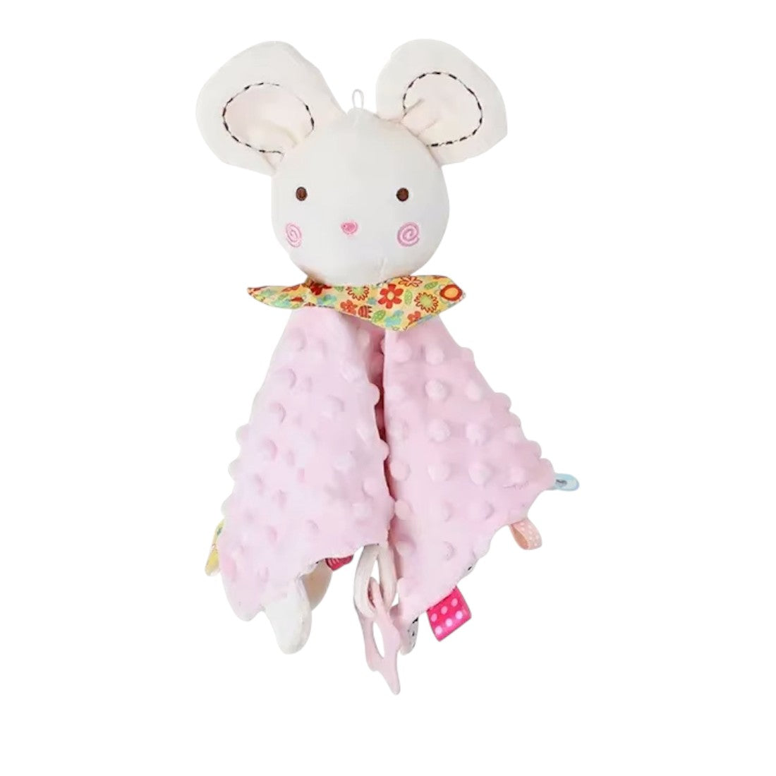 Doudou carré en tissu rose pastel minky à pois, tête de souris blanche brodée aux grandes oreilles, col fleuri coloré, étiquettes multicolores autour, anneau de dentition rose suspendu, posé sur fond blanc