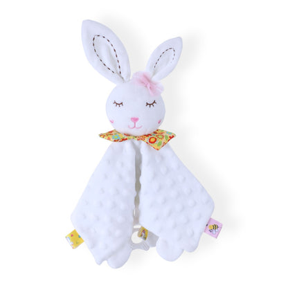 Doudou carré minky blanc à pois en relief, tête de lapin blanche brodée avec yeux fermés, grandes oreilles, fleur en tissu pastel sur la tête, col coloré fleuri, coins en tissu, plusieurs étiquettes colorées, anneau de dentition fixé, posé sur fond blanc