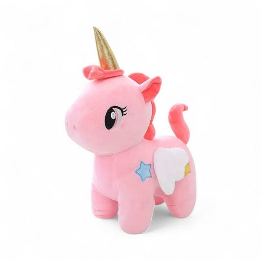 Licorne en peluche rose, corne dorée scintillante, crinière colorée, yeux brodés, ailes blanches, étoiles pastel sur les flancs, queue et oreilles assorties, posée sur fond blanc