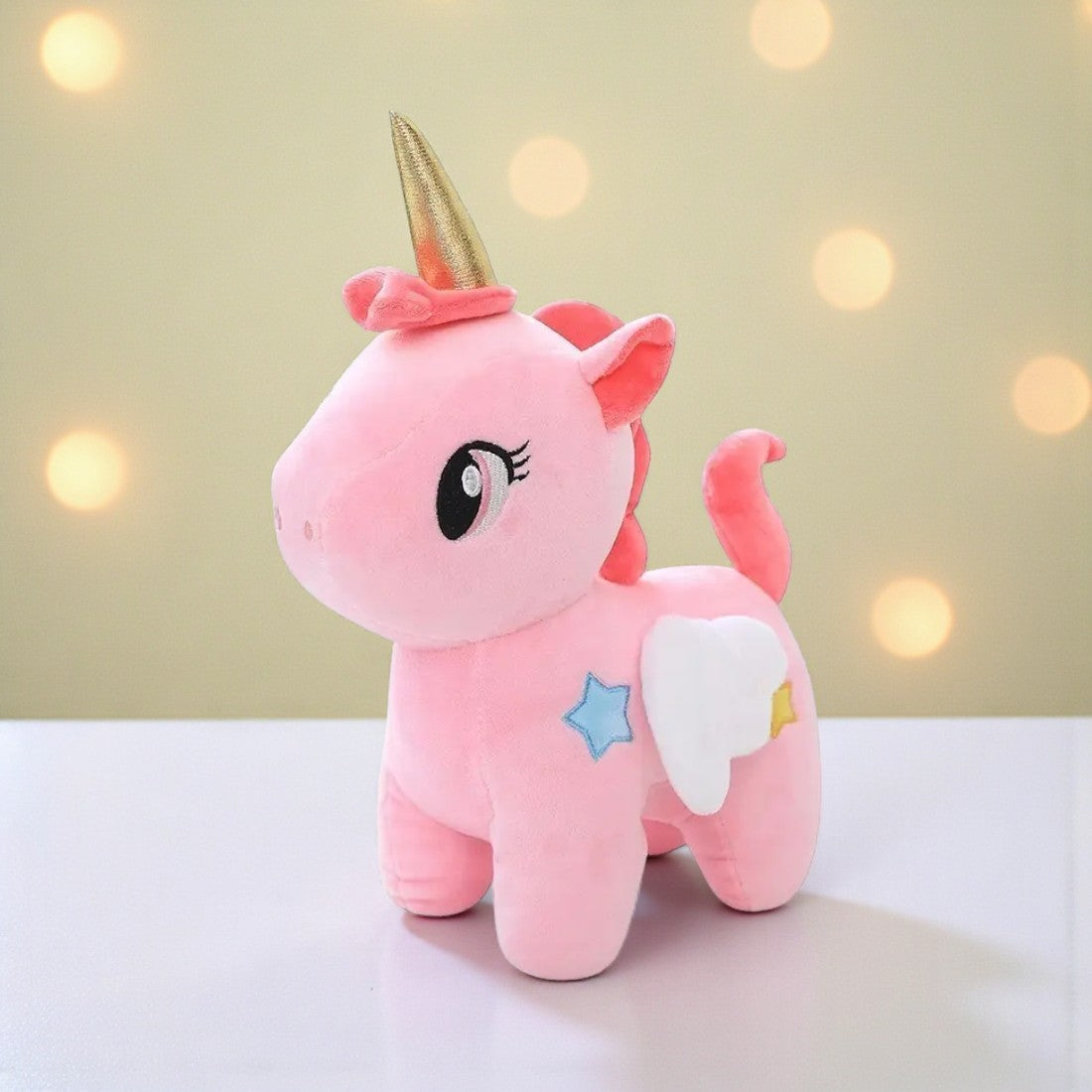 Licorne en peluche mignonne avec étoiles et ailes magiques