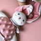 Peluche lapin rose à salopette à pois et col rayé