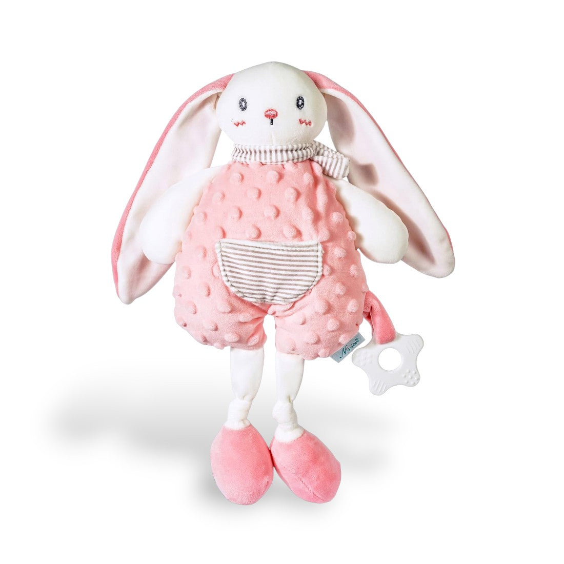 Peluche lapin rose en minky à pois, oreilles longues tombantes, visage brodé, salopette rose à pois avec poche rayée, col rayé, anneau de dentition blanc suspendu au bras, remplissage en coton, fond blanc