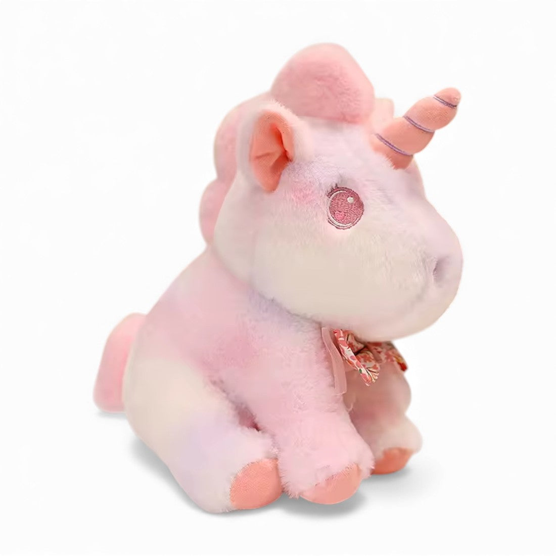 Peluche licorne pastel, 26 cm, en dégradé rose, bleu ou vert, yeux ronds brodés, corne rayée souple, nœud fleuri au cou, sur fond blanc.