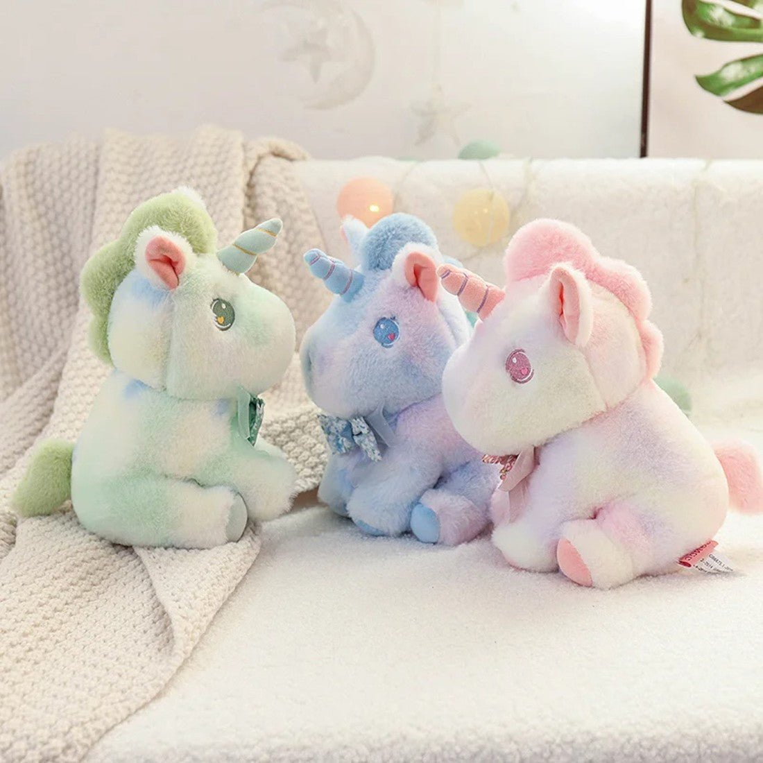 Peluche licorne pastel pour enfant avec nœud fleuri