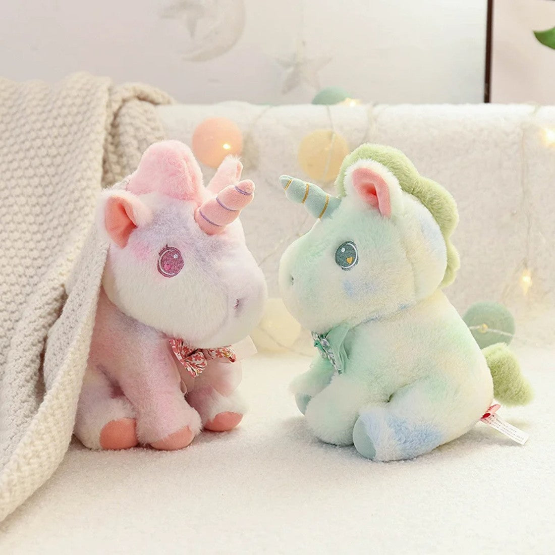 Peluche licorne pastel pour enfant avec nœud fleuri