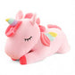 Licorne en peluche couchée pour enfant