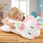 Licorne en peluche couchée pour enfant