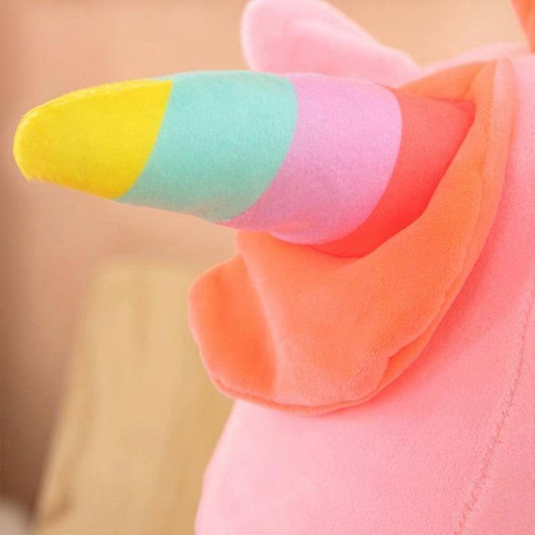 Licorne en peluche couchée pour enfant