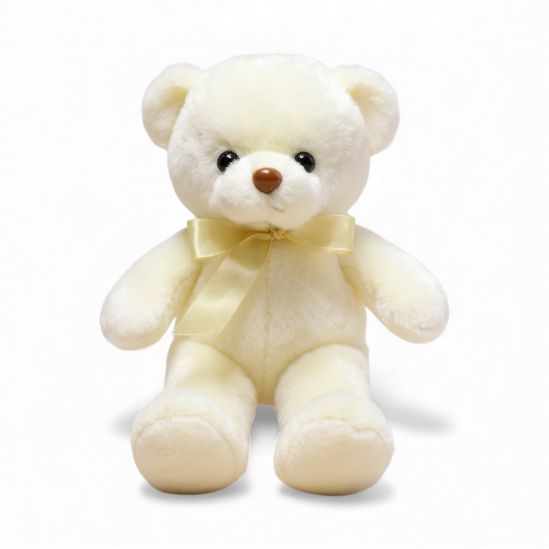 Ours blanc en peluche, couleur blanc cassé, avec un nœud en satin au cou, un petit nez marron ; assis sur fond blanc.