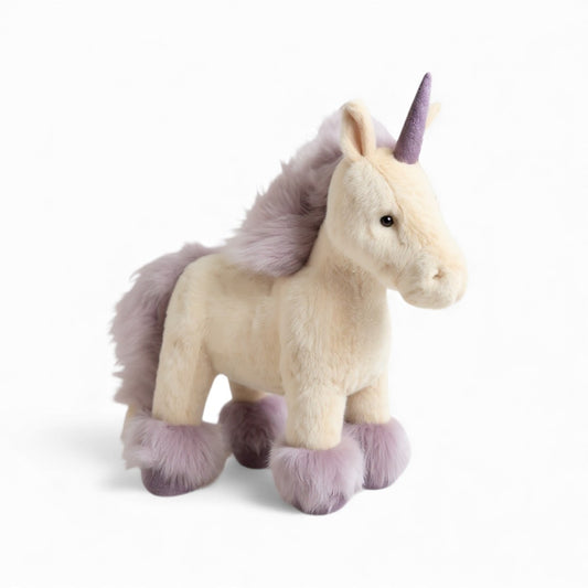 licorne en peluche blanche debout avec crinière violette sur fond blanc
