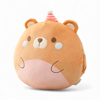Peluche coussin rond reprensentant un  ours orange avec un ventre rose, un visage et des petits bras brodés, des oreilles ronde sur la tête ; posée sur fond blanc