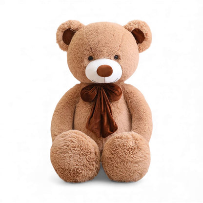 Ours en peluche, marron clair, avec de  grandes pattes, un gros nœud marron en velours, assis sur fond uni.