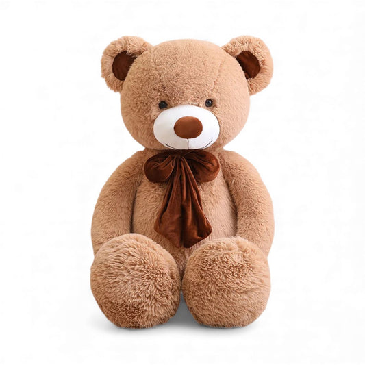 Ours en peluche, marron clair, avec de  grandes pattes, un gros nœud marron en velours, assis sur fond uni.