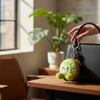 Porte-clé peluche kiwi kawaii - suspendu à un sac à main