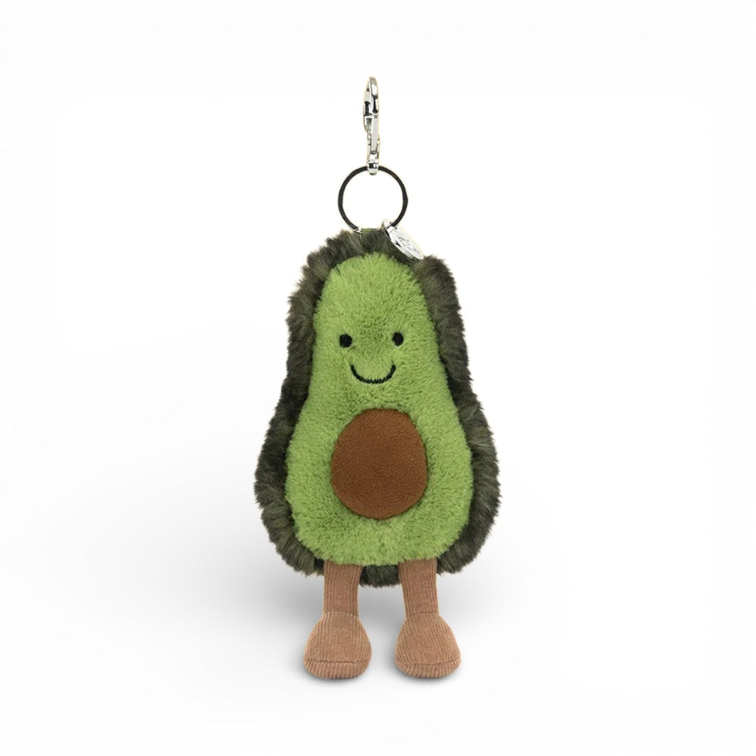 Peluche kawaii en forme d'avocat de 10 cm, peau vert clair duveteuse, noyau marron rond visible, visage souriant avec grands yeux noirs brillants et bouche rose, poils verts foncés sur le haut et l'arrière, deux pattes beiges potelées en bas, anneau argenté attaché sur le côté, sur fond blanc.