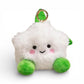 Peluche kawaii en forme de chou blanc de 12 cm, corps blanc duveteux rond, grands yeux noirs brillants, joues roses douces, sourire heureux, deux feuilles vertes sur le haut, deux pattes vertes potelées en bas, anneau doré attaché au sommet, sur fond blanc.