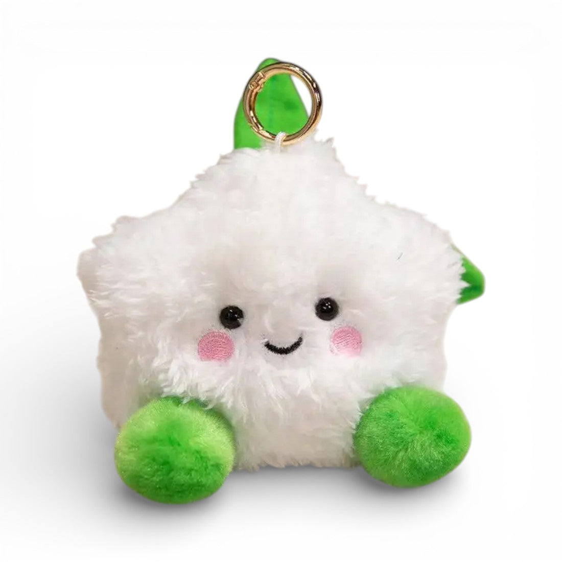 Peluche kawaii en forme de chou blanc de 12 cm, corps blanc duveteux rond, grands yeux noirs brillants, joues roses douces, sourire heureux, deux feuilles vertes sur le haut, deux pattes vertes potelées en bas, anneau doré attaché au sommet, sur fond blanc.