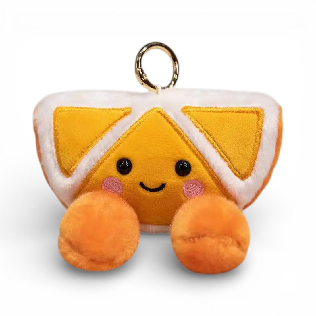 Peluche kawaii en forme de tranche d'orange, jaune orangé avec bordure blanche duveteuse, grands yeux noirs brillants, joues roses rondes, sourire joyeux, deux petites pattes oranges potelées en bas, anneau doré attaché sur le dessus, sur fond blanc.