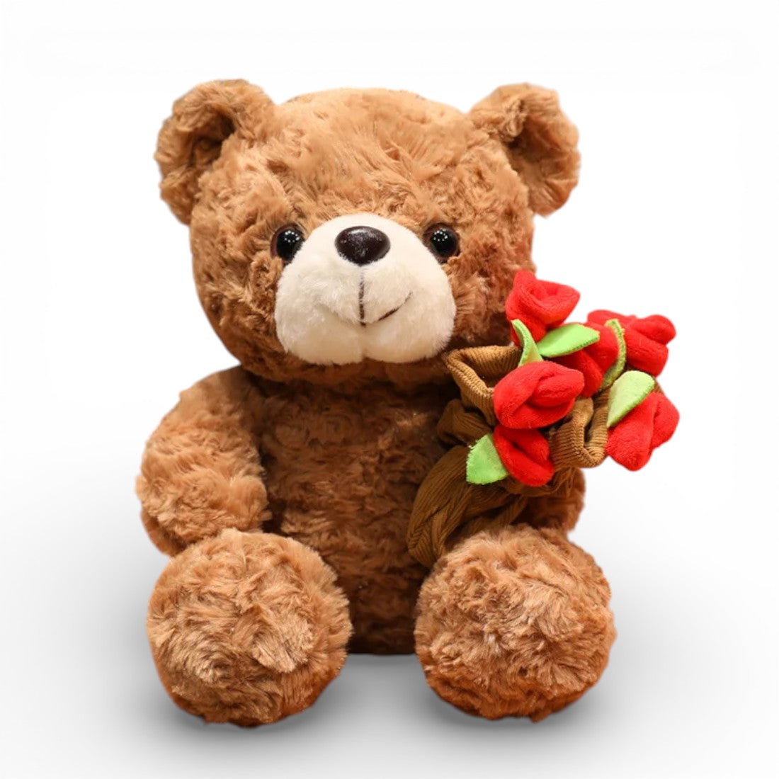 Un ours en peluche brun duveteux tenant un bouquet de roses rouges avec ruban vert et feuilles, yeux ronds tendres, sourire doux, pattes potelées, posé sur fond blanc uni.
