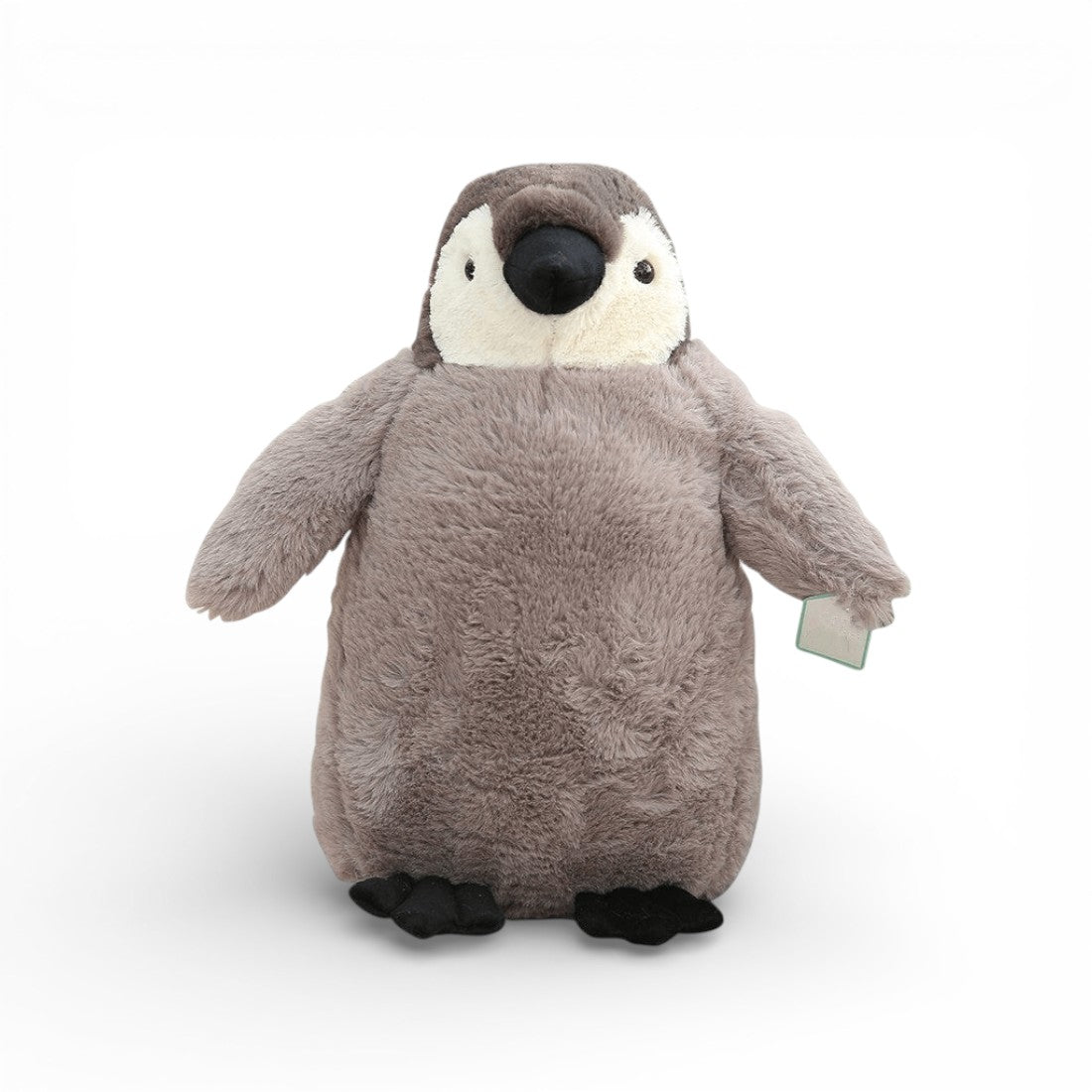 Peluche pingouin manchot gris aux grands yeux ronds noirs brillants, bec noir pointu, ventre blanc duveteux et pattes noires,sur fond blanc.