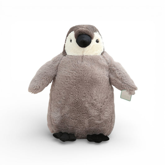 Peluche pingouin manchot gris aux grands yeux ronds noirs brillants, bec noir pointu, ventre blanc duveteux et pattes noires,sur fond blanc.