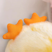 Peluche poussin jaune tout doux réaliste - gros plan sur les pattes