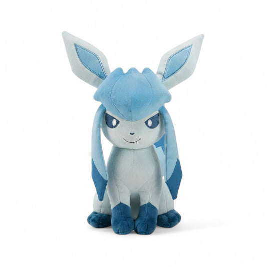 Peluche Pokémon Givrali bleu clair assis avec longues oreilles et queue fine sur fond blanc.