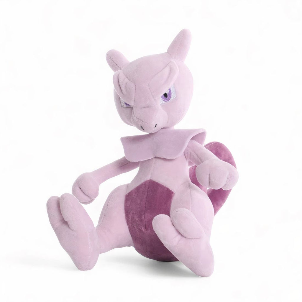 Peluche Pokémon – Mewtwo iconique - vue de trois-quarts en position assise