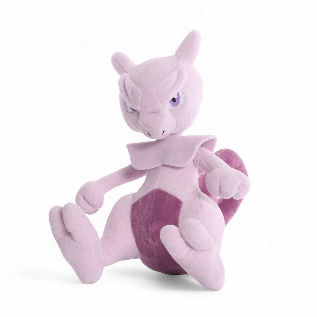 Peluche Pokémon – Mewtwo iconique - vue de trois-quarts en position assise