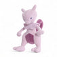 Peluche Pokémon Mewtwo mauve assis et debout avec détails violets, yeux expressifs, sur fond blanc.